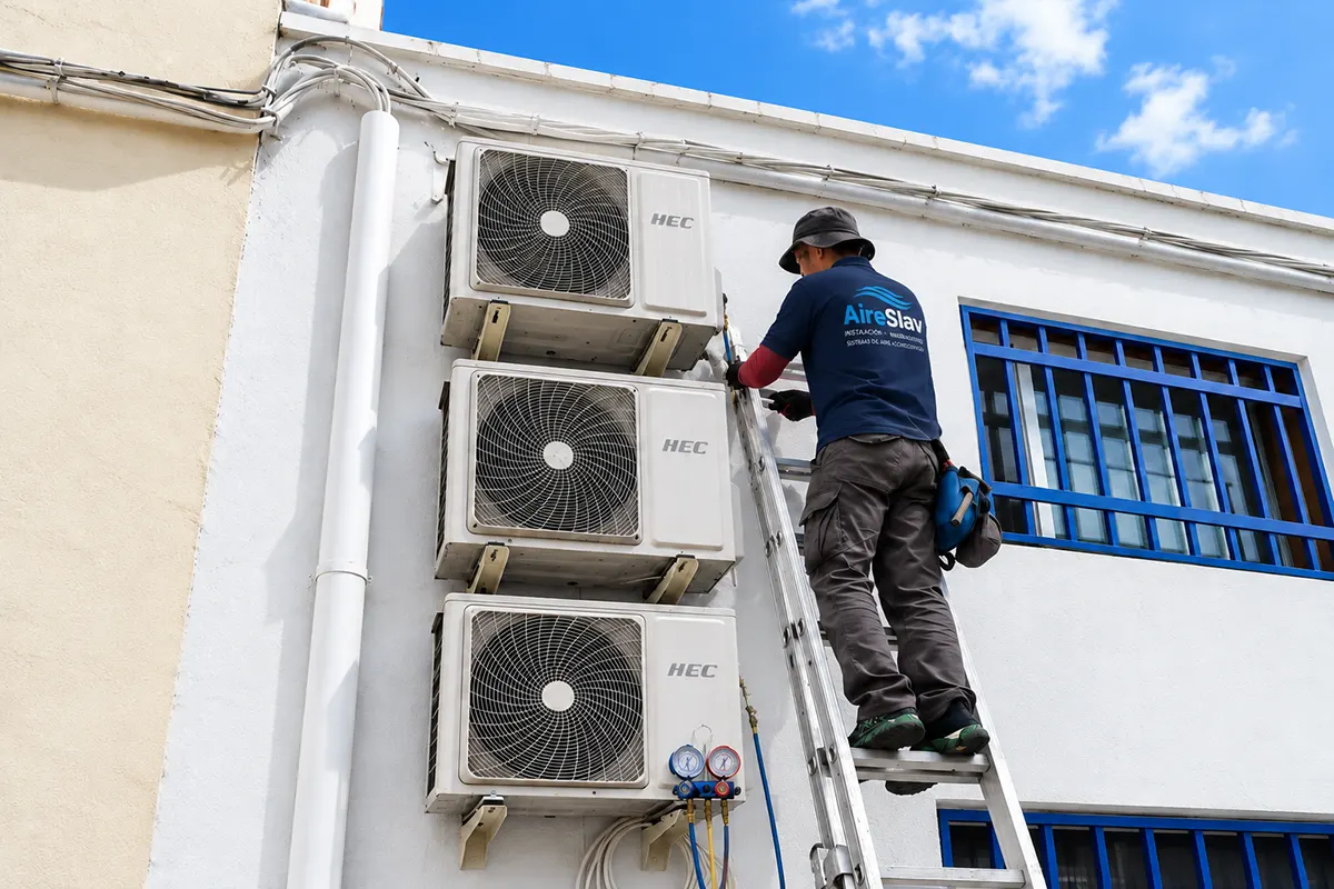 Mantenimiento de unidad exterior de aire acondicionado en Valencia por AIRESLAV